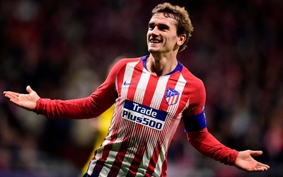 澳队体育热评-B费与球迷分享胜利