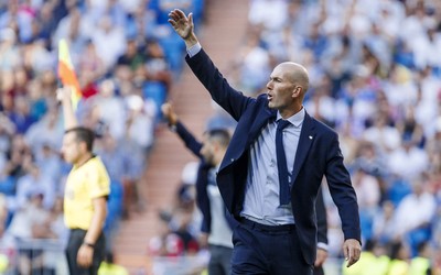 澳队体育热评-久保建英凌空垫射得分轻松